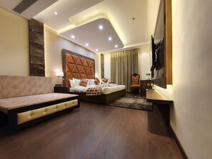 Suite, 1 King Bed, Non Smoking, City View