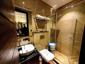 A bathroom with a sink, toilet, and shower. - Hotel Makhan Residency (Amritsar)