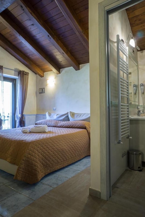 Minibar, safe på rommet, barnesenger og ekstrasenger (mot et tillegg)