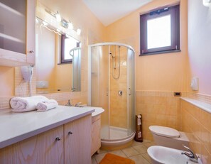 Douche, douche à « effet pluie », articles de toilette gratuits