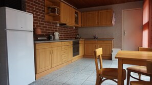 Full-sized fridge, microwave, oven, stovetop