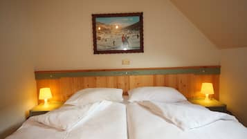 Chalet, Multiple Beds, Garden View | 2 bedrooms, free cribs/infant beds, free WiFi, bed sheets