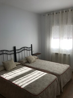 Quarto duplo | Berços grátis, camas extras/dobráveis