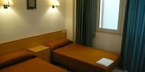 Työpöytä, ilmaiset vauvansängyt, Wi-Fi, vuodevaatteet