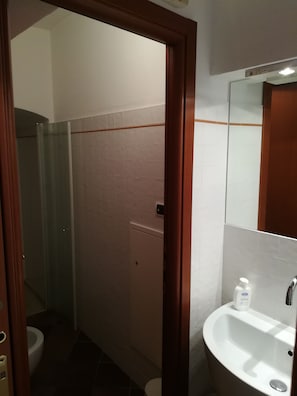 Double Room, 1 Queen Bed | Bathroom | Free toiletries, hair dryer, bidet, towels - B&B La Terrazza (Bordighera)