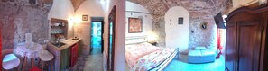Habitación triple básica, varias camas | Insonorización, wifi gratis y ropa de cama 