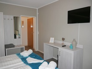 Double Room, Private Bathroom | Iron/ironing board, rollaway beds, free WiFi - Haus Meeresgruß (Cuxhaven)