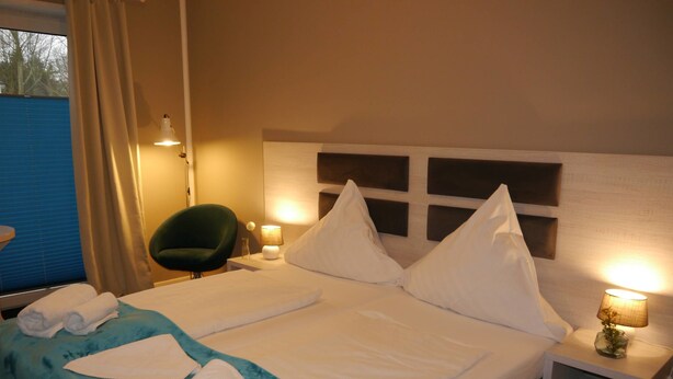 Double Room, Private Bathroom | Iron/ironing board (on request), rollaway beds (surcharge), WiFi (free) - Haus Meeresgruß (Cuxhaven)