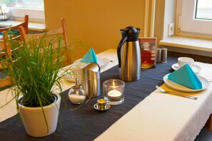 Tägliches Frühstücksbuffet (10.50 EUR pro Person)