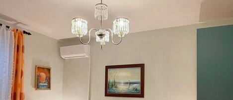 Standard dubbelrum - flera sÀngar - utsikt mot staden | Skrivbord, gratis wi-fi och sÀngklÀder