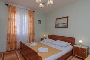 Escritorio, wifi gratis y ropa de cama 