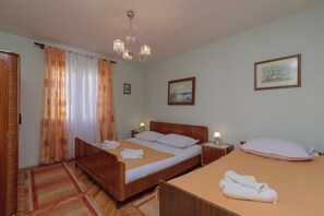 Escritorio, wifi gratis y ropa de cama 