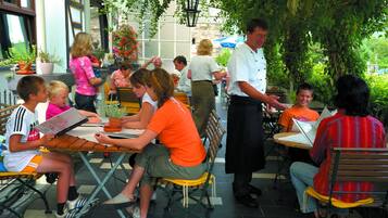 Se sirven almuerzos y cocina local, restaurante con mesas al aire libre
