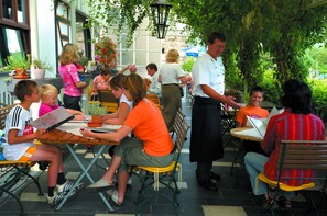 Mittagessen, Abendessen, lokale Küche, Speisen im Freien