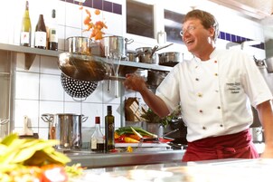 Serviço de almoço e jantar; culinária local, restaurante ao ar livre 