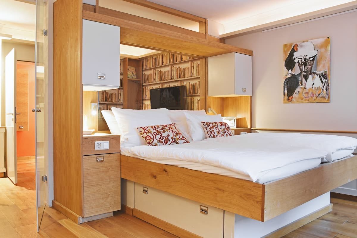Family Room, 1 Queen Bed with Sofa bed | Minibar, in-room safe, blackout drapes, soundproofing