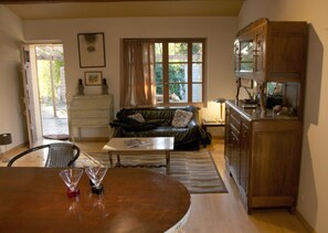 TV, books, music library, stereo - Vintage houseboat rider ... (Saint-Rémy-de-Provence)