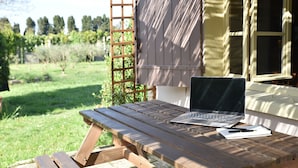 A wooden table with a laptop and a notebook. - Vintage houseboat rider ... (Saint-Rémy-de-Provence)