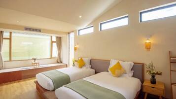 Quarto duplo design | Escrivaninha, cortinas blackout, camas extras/dobráveis (sobretaxa)