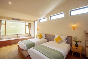 Kahden hengen design-huone (kaksi sÀnkyÀ) | TyöpöytÀ, pimennysverhot, lisÀvuoteet, ilmainen Wi-Fi