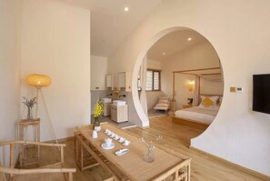 Desk, blackout curtains, rollaway beds, free WiFi - Qing Zhi Wu Lu hostel (Jinhua)