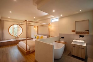 Double Room with Bathtub | Bathroom | Shower, free toiletries, hair dryer, slippers