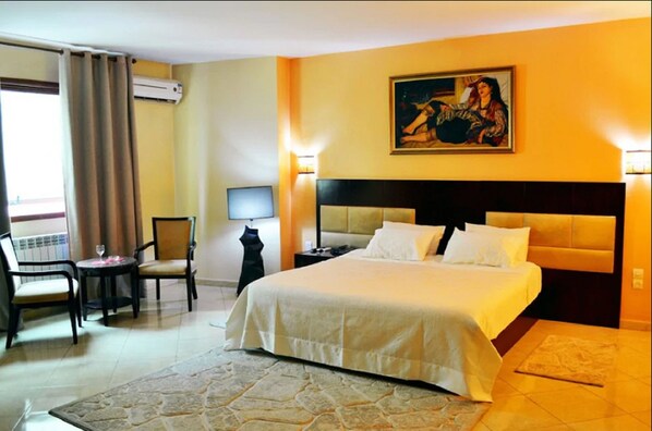 Kahden hengen huone (yksi tai kaksi sänkyä) | Minibaari, tallelokero huoneessa, työpöytä, pimennysverhot