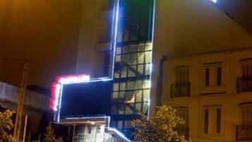 Fachada da propriedade à noite