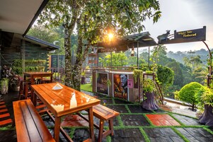 Se sirven desayunos y cocina internacional (con vistas al jardín) 