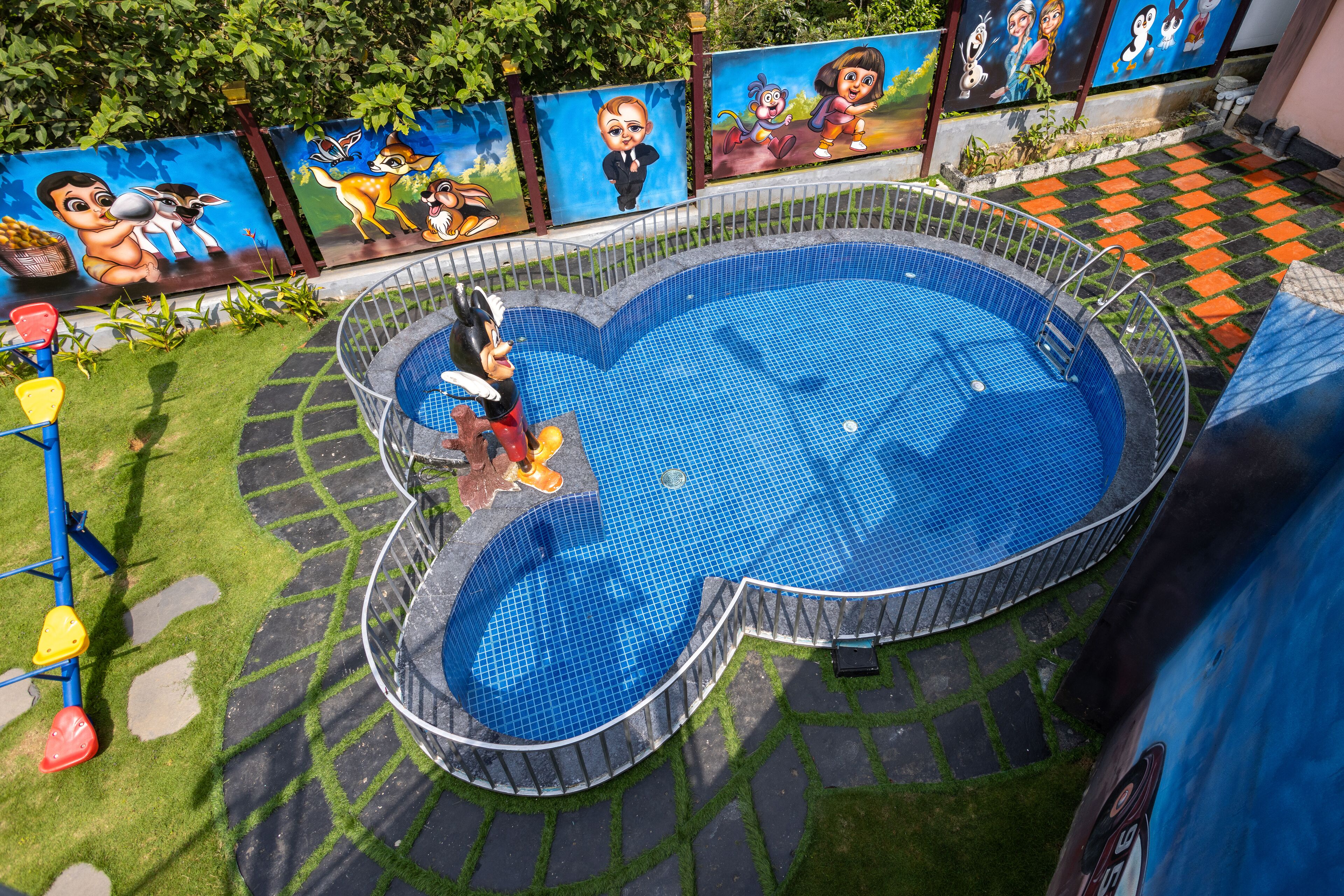 2 개의 야외 수영장