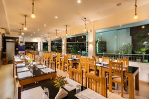 Petit déjeuner, déjeuner et dîner servis sur place, vue sur le jardin