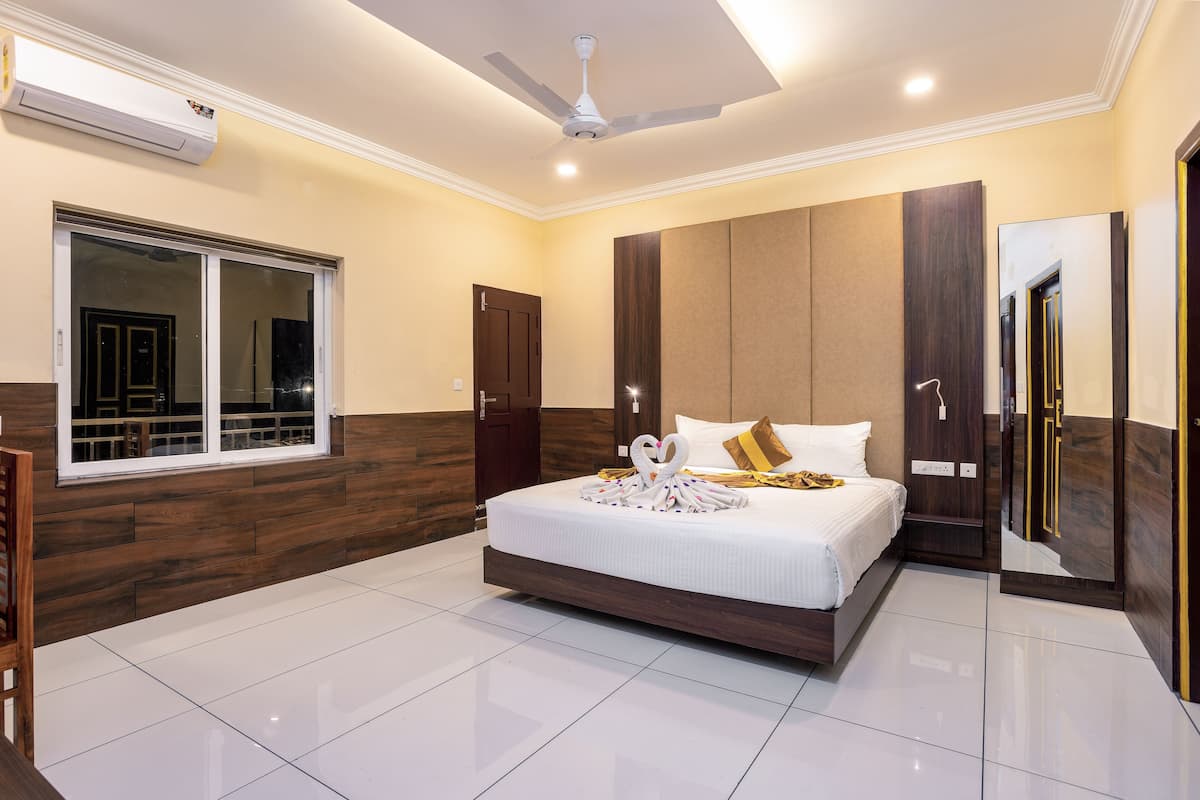 1 bedroom, premium bedding, pillow-top beds, in-room safe