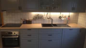 Geladeira, micro-ondas, cooktop, lava-louças