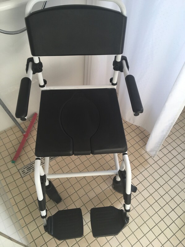 A wheelchair with a black seat and backrest, white frame, and black footrests. - Disabled apartment (ground floor apartment) near Erfurt (Herbsleben)