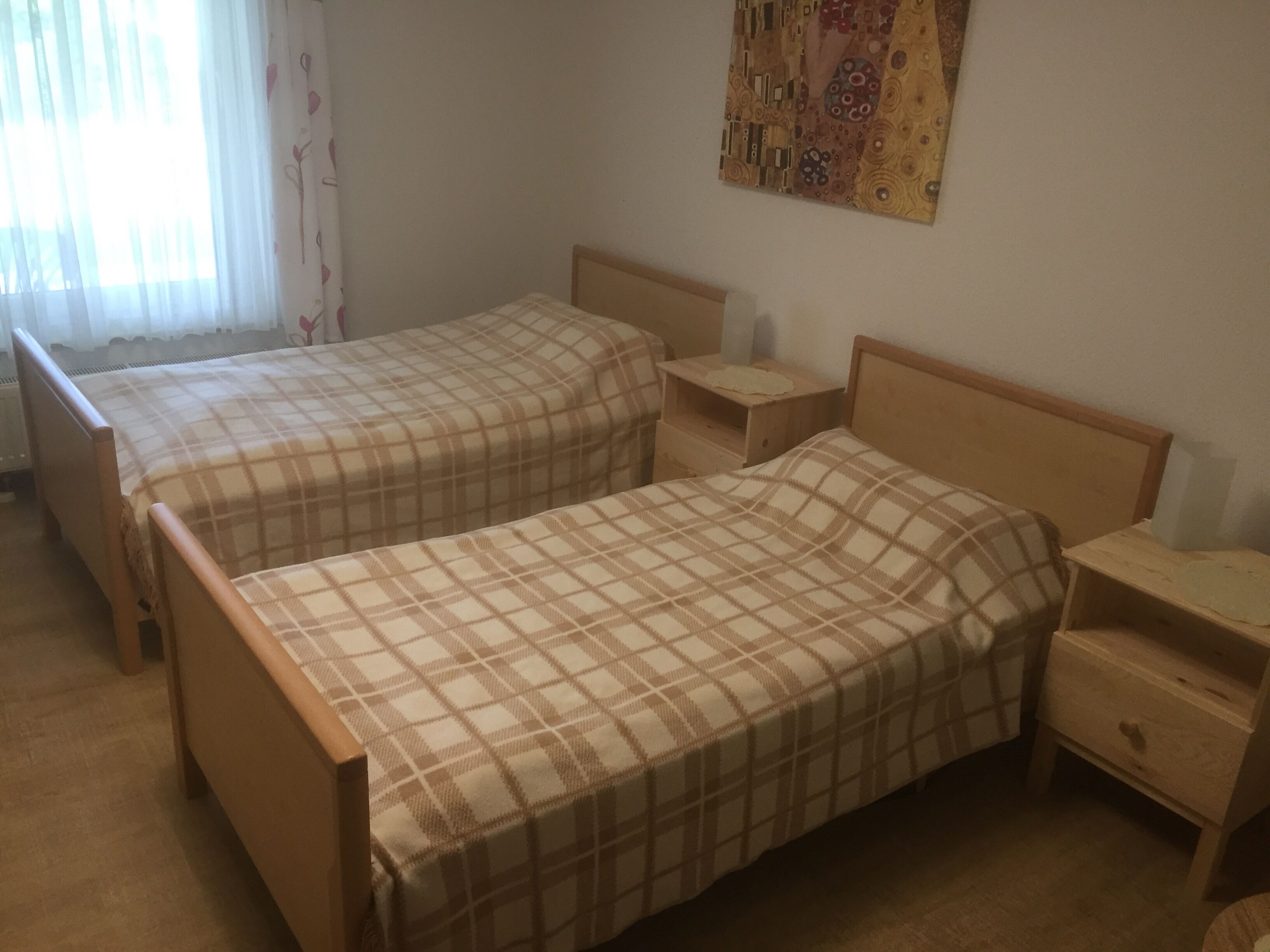 1 chambre, fer et planche à repasser, lit de bébé portatif