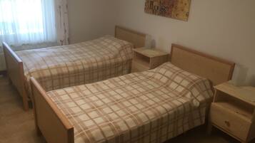 1 chambre, fer et planche à repasser, lit de bébé portatif