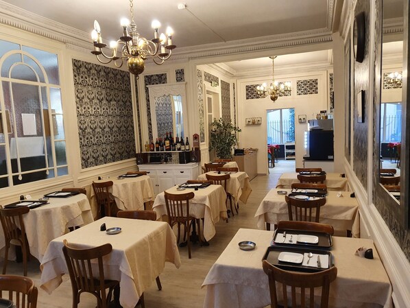 供应早餐、午餐和晚餐,法国菜