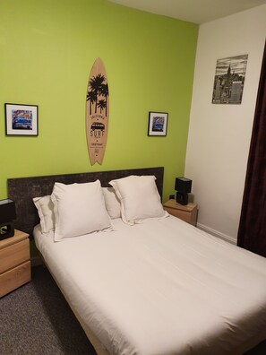 Decoración personalizada, muebles diferentes y escritorio 