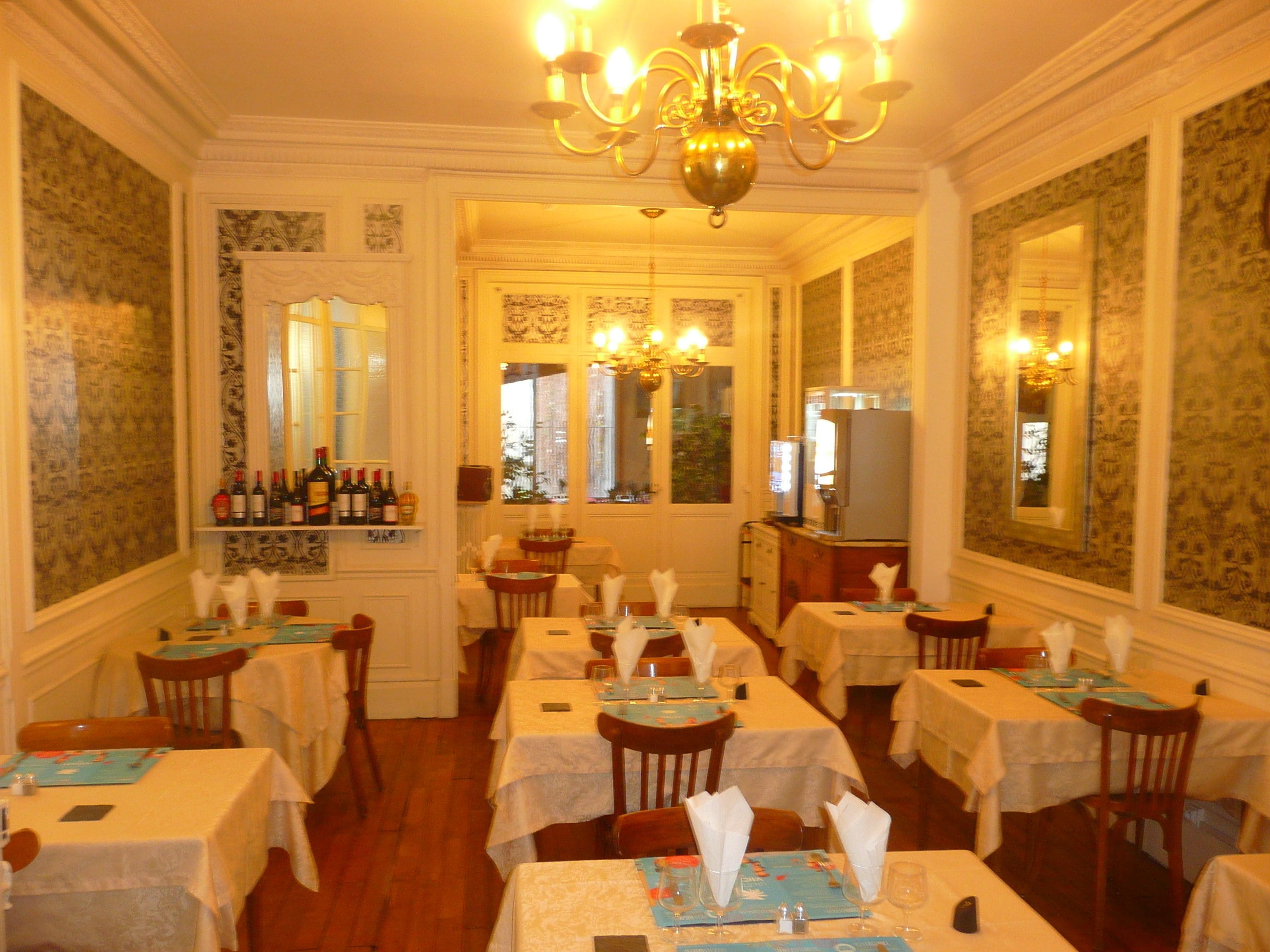 Petit déjeuner, déjeuner, dîner et brunch servis sur place