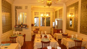 Petit déjeuner, déjeuner, dîner et brunch servis sur place