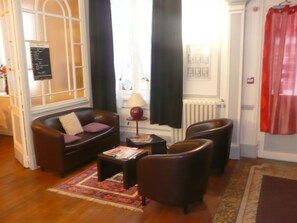 Lobby sitting area - Le Riviera (Vichy)