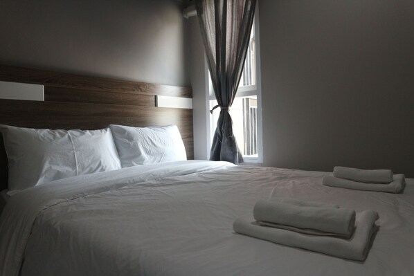 Desk, blackout drapes, iron/ironing board, rollaway beds - PJ PLACE Service Apartment (Bang Pakong)