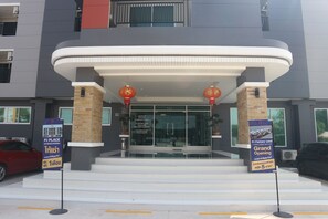 Property grounds - PJ PLACE Service Apartment (Bang Pakong)