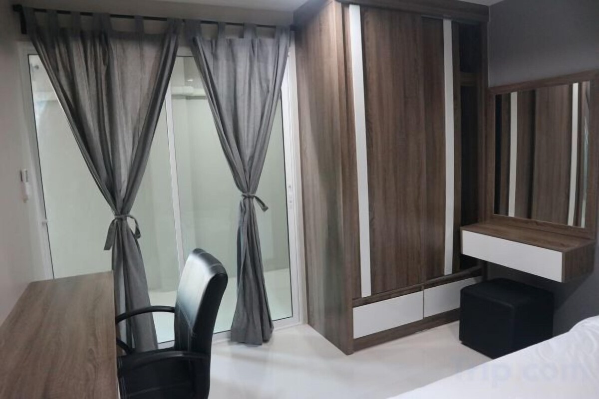 Escrivaninha, cortinas blackout, ferros/tábuas de passar roupa
