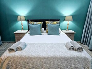 Quarto standard, 1 cama Queen, acessível | Individualmente decorados, individualmente mobiliados, escrivaninha