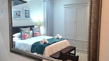 Standard Room, 1 Queen Bed, Accessible | Individually decorated, individually furnished, desk, blackout drapes