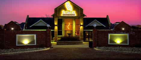 Majoituspaikan julkisivu illalla/yöllä
