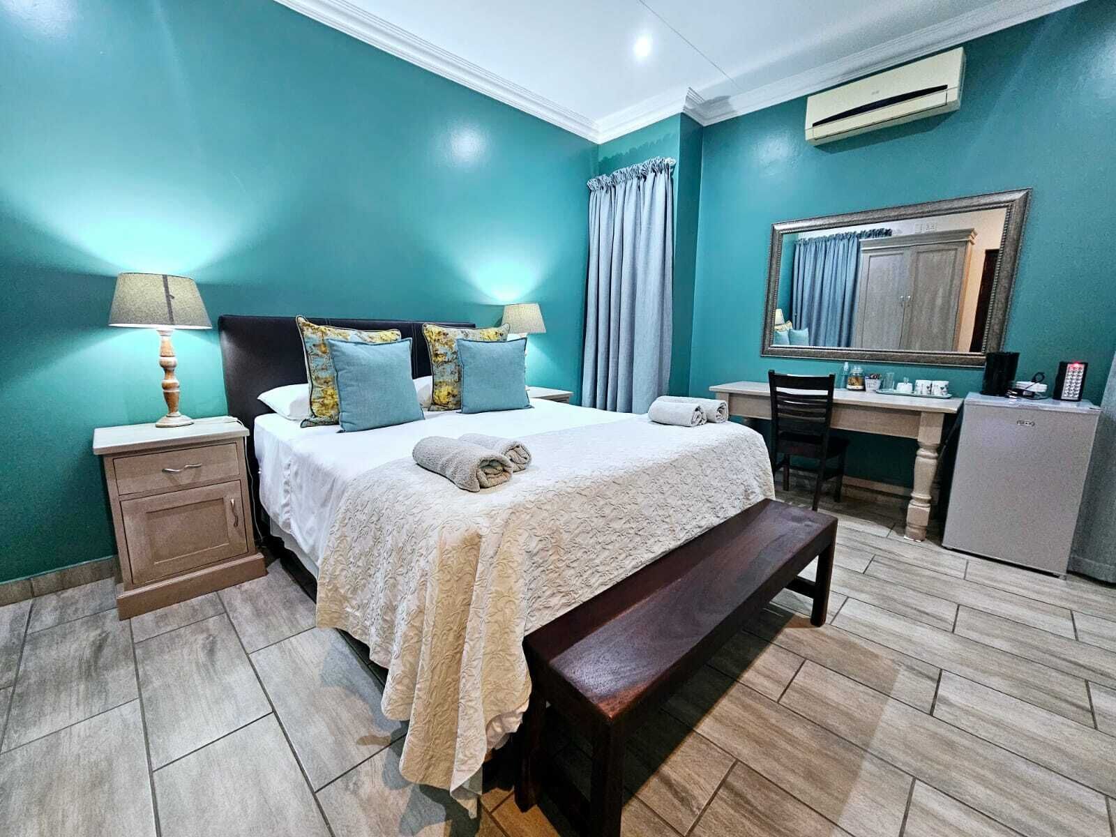 Standard Room, 1 Queen Bed, Accessible | Individually decorated, individually furnished, desk, blackout curtains