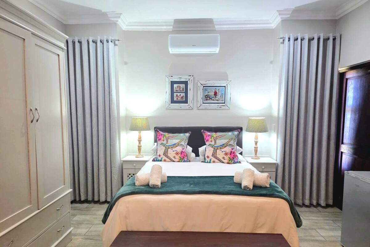Standard Room, 1 Queen Bed, Accessible | Desk, blackout drapes, soundproofing, WiFi (free)