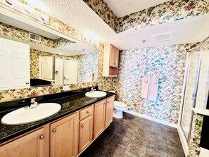 Regadera, tina de hidromasaje, toallas 